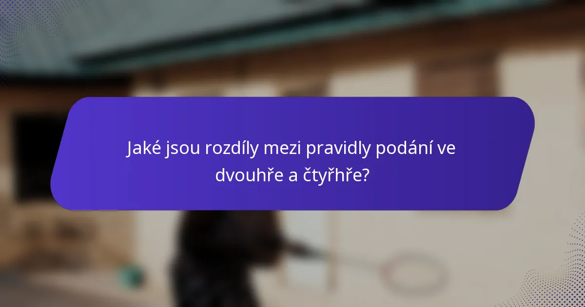 Jaké jsou rozdíly mezi pravidly podání ve dvouhře a čtyřhře?